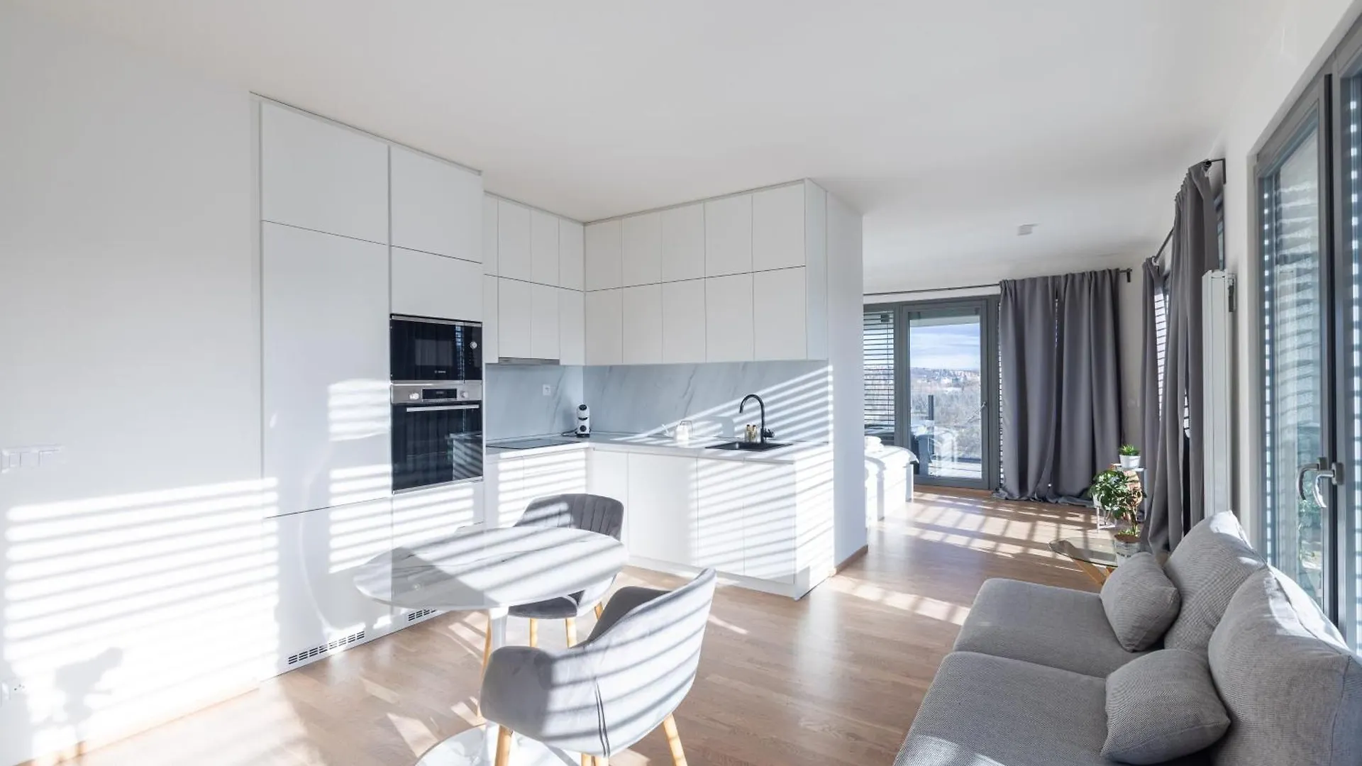 Cozy Prague Apartment With Balcony