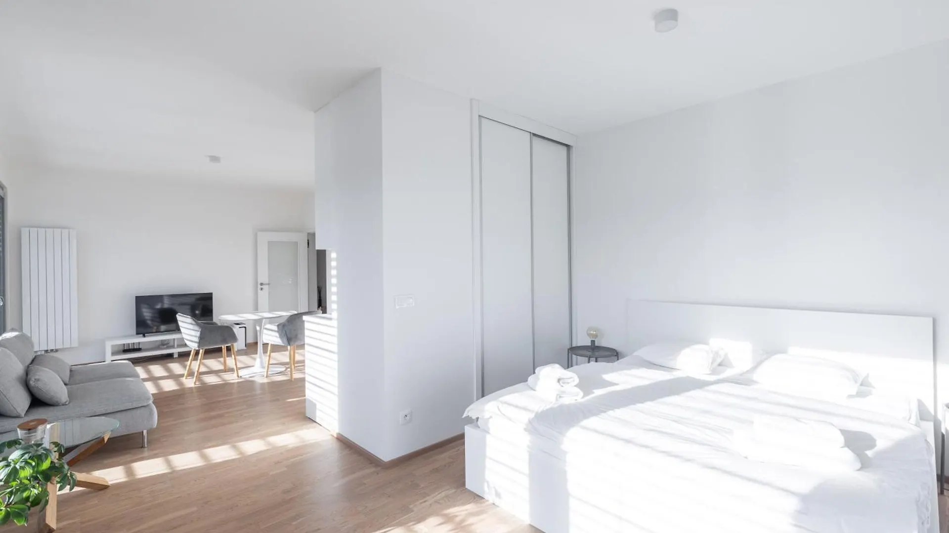 Cozy Prague Apartment With Balcony