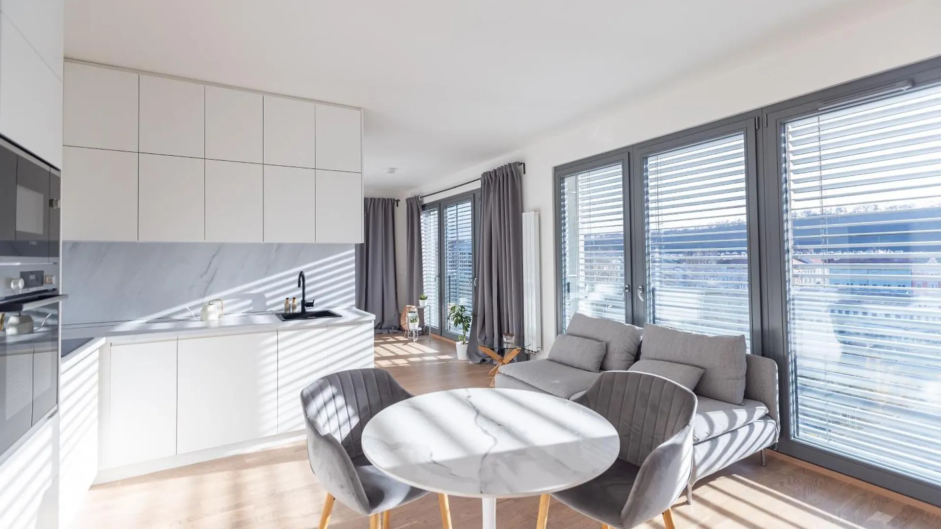 Cozy Prague Apartment With Balcony