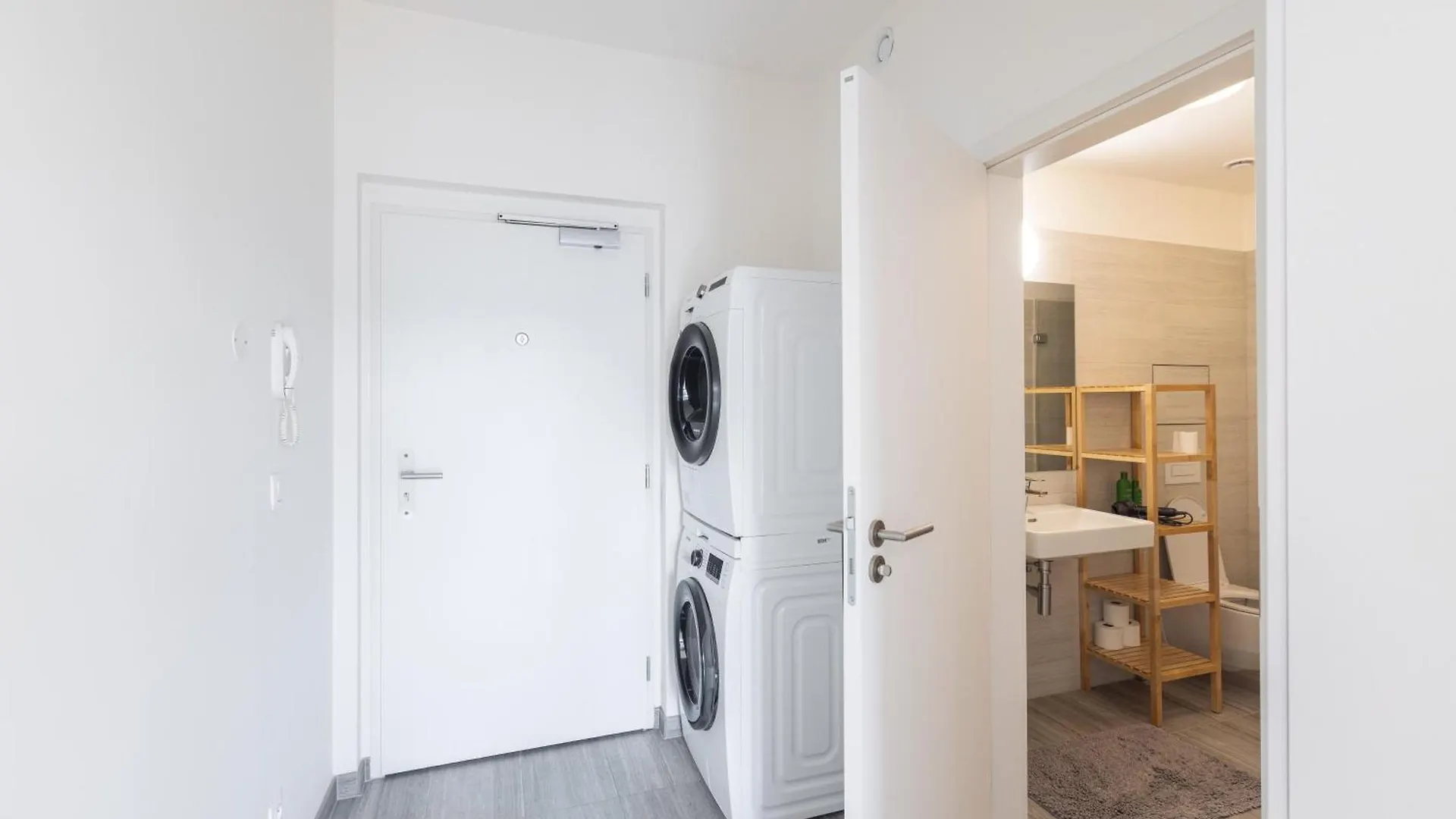 Cozy Prague Apartment With Balcony
